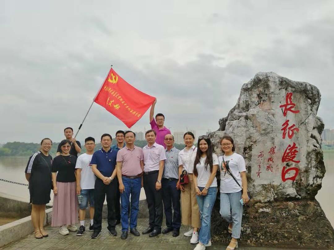 南昌大学附属中学红谷滩分校赴于都兴国重走长征路进行红色主题党员活动