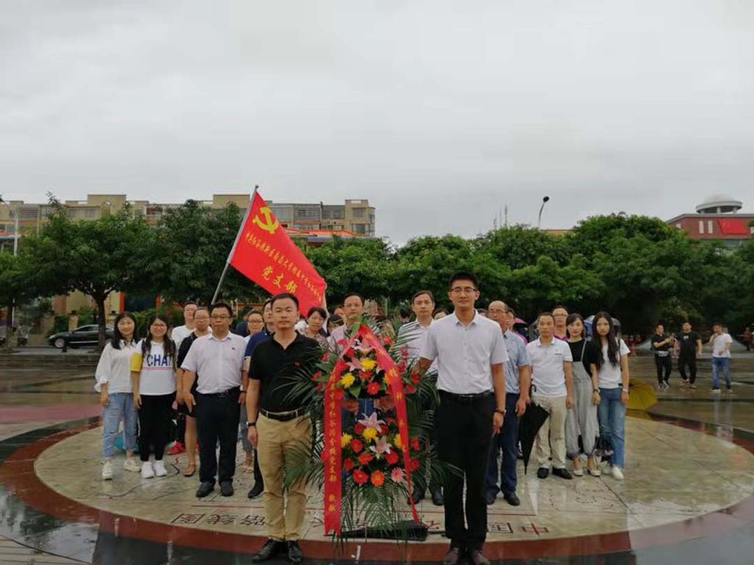 南昌大学附属中学红谷滩分校赴于都兴国重走长征路进行红色主题党员活动