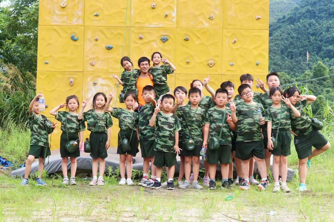 金锣湾闪电少年军事夏令营
